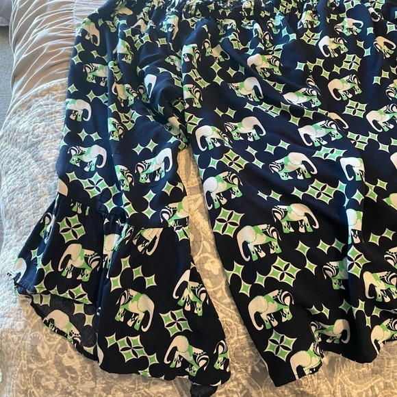 Size xxl crown and ivy flowy off the shoulder top. Plus size - Picture 2 of 3